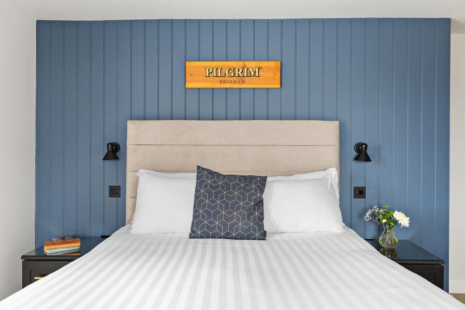 King size bed with reading lights and bedside table - Pilgrim Suite