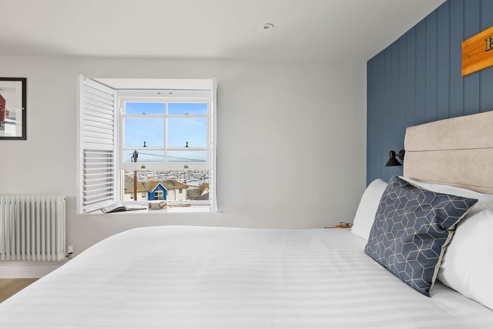 King size bed with harbour view - Pilgrim Suite