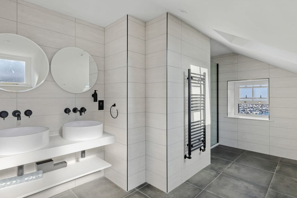 Bathroom with walk-in shower, double sink and bath tub - Provident Suite