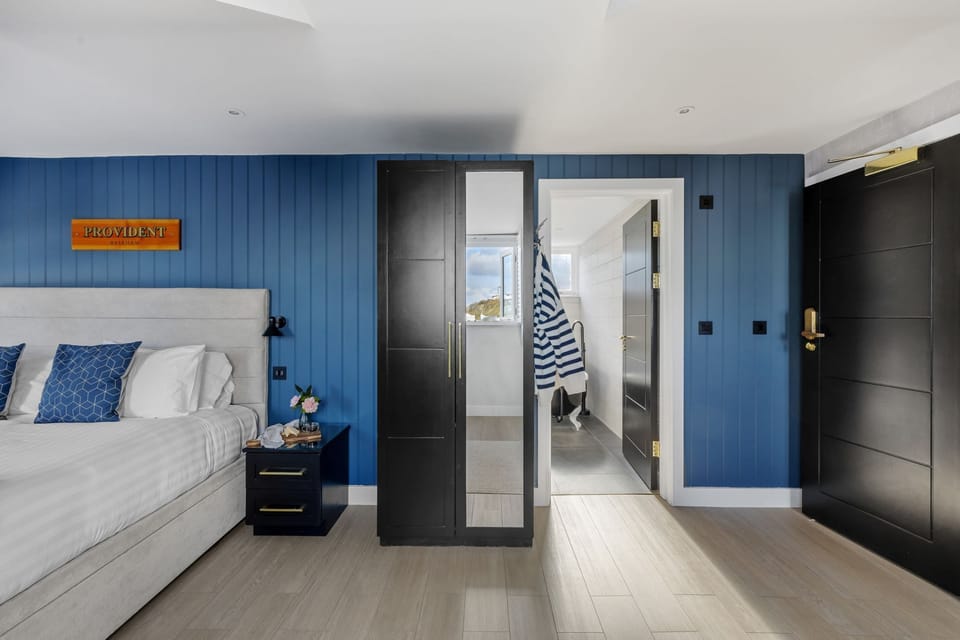 Spacious suite with king sized bed and storage - Provident Suite