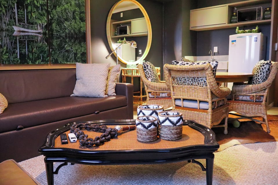 Deluxe Room, Multiple Beds | Living area