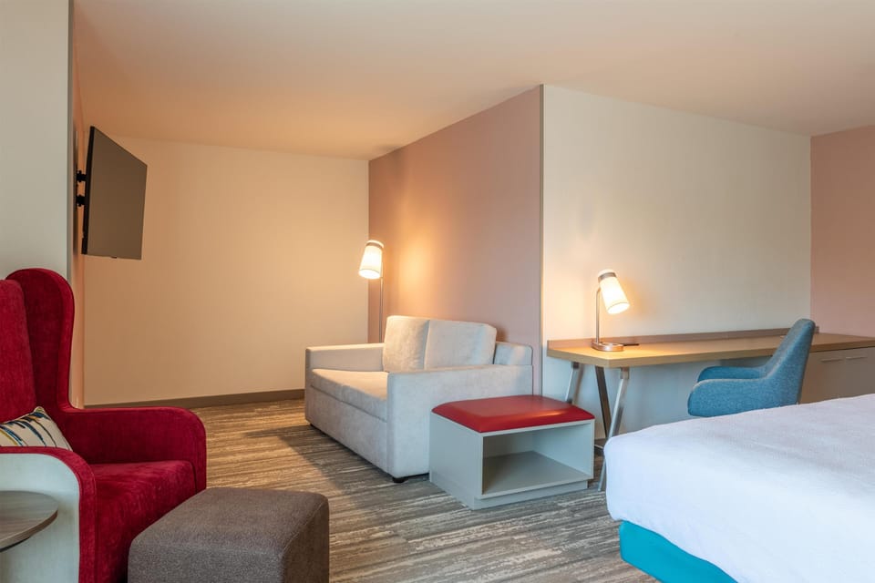 Deluxe Room, 1 King Bed | Living area | 36-inch LCD TV with cable channels, TV, pay movies