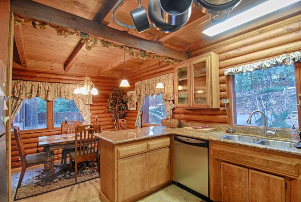 House, Multiple Beds (The Bernstein Bear Cabin) | Private kitchen