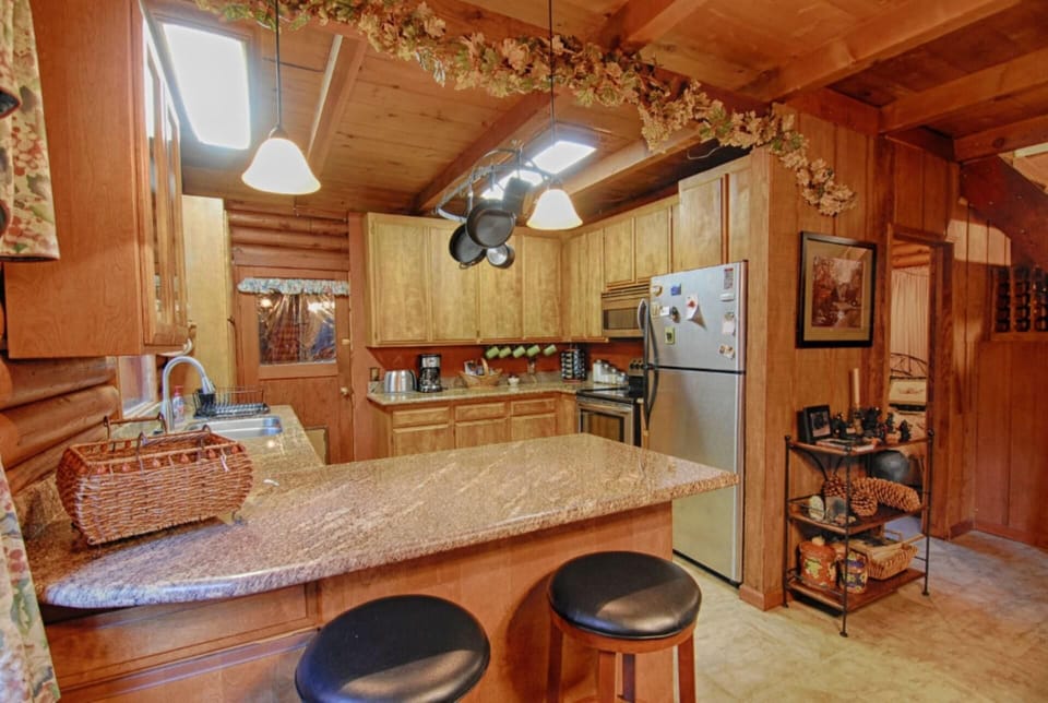 House, Multiple Beds (The Bernstein Bear Cabin) | Private kitchen