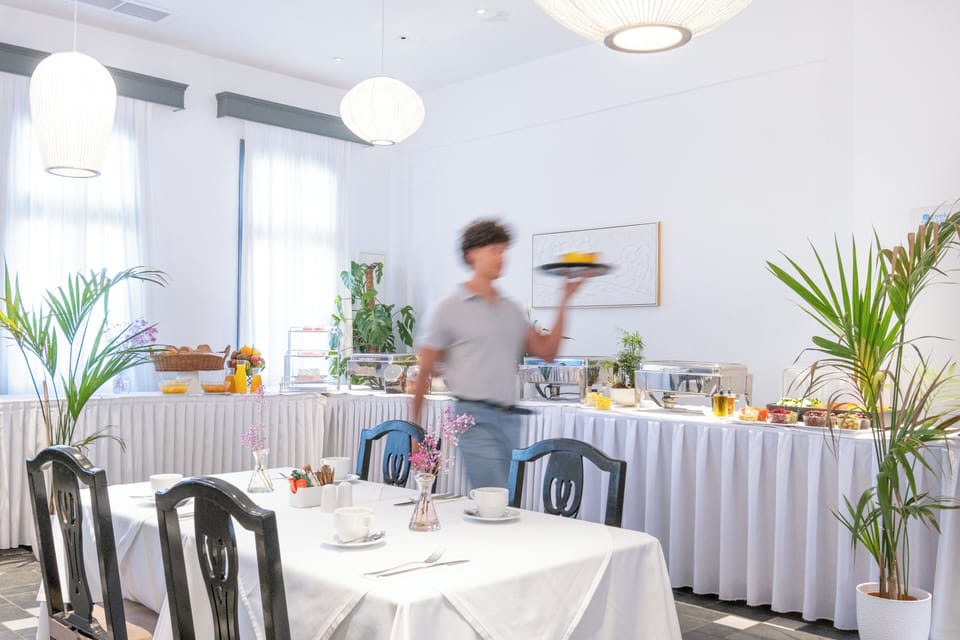 Free daily buffet breakfast