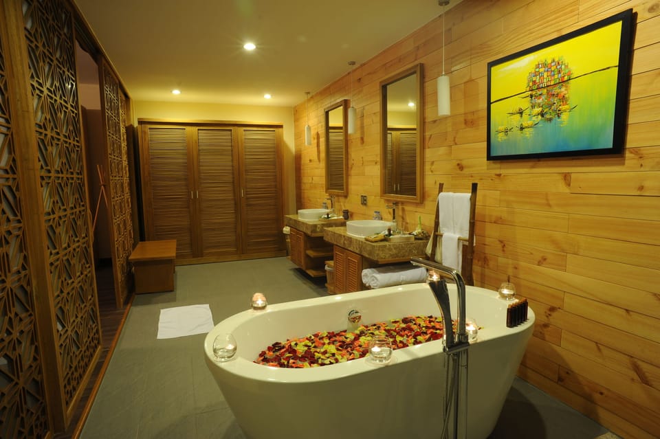 Suite | Bathroom | Hair dryer, bathrobes, slippers, bidet