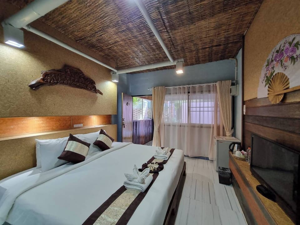 Deluxe Double or Twin Room | Minibar, in-room safe, desk, iron/ironing board