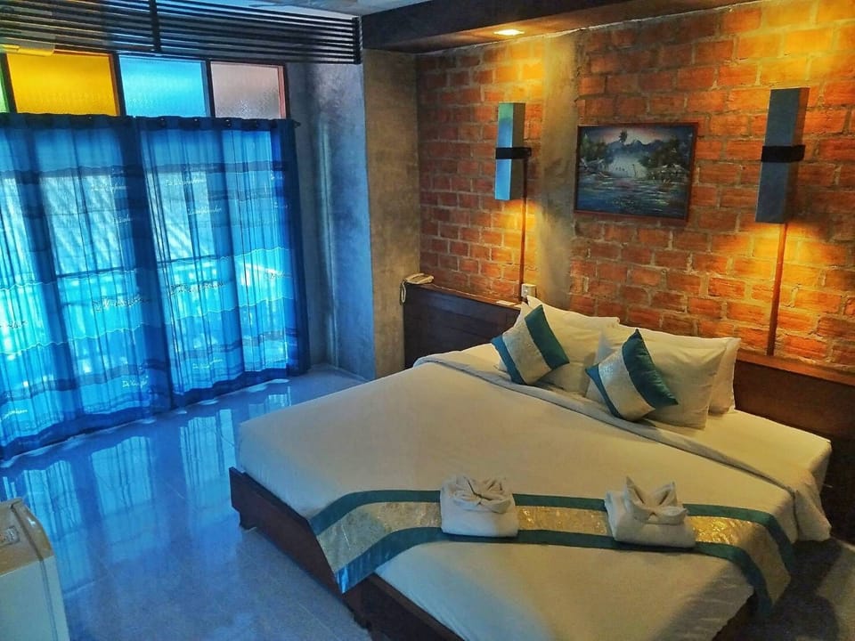 Deluxe Double or Twin Room | Minibar, in-room safe, desk, iron/ironing board