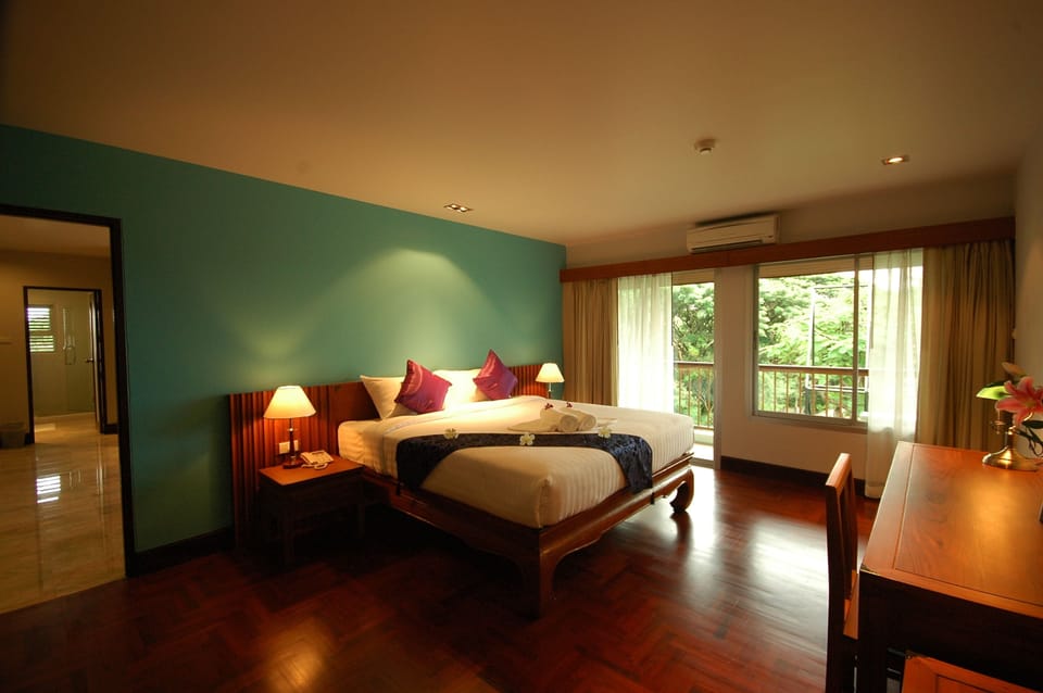 In-room safe, desk, free WiFi