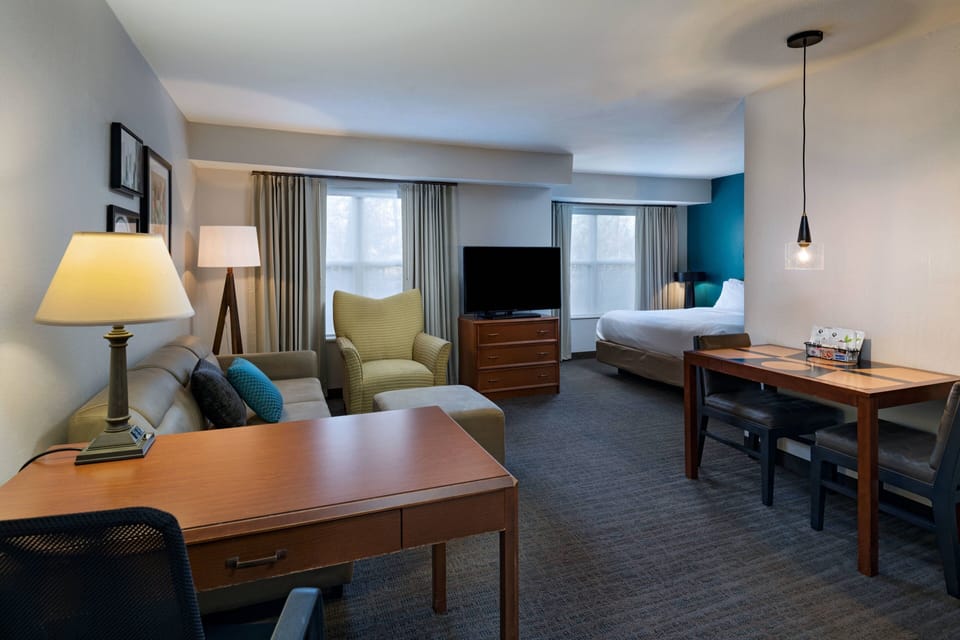 Down comforters, in-room safe, desk, blackout drapes