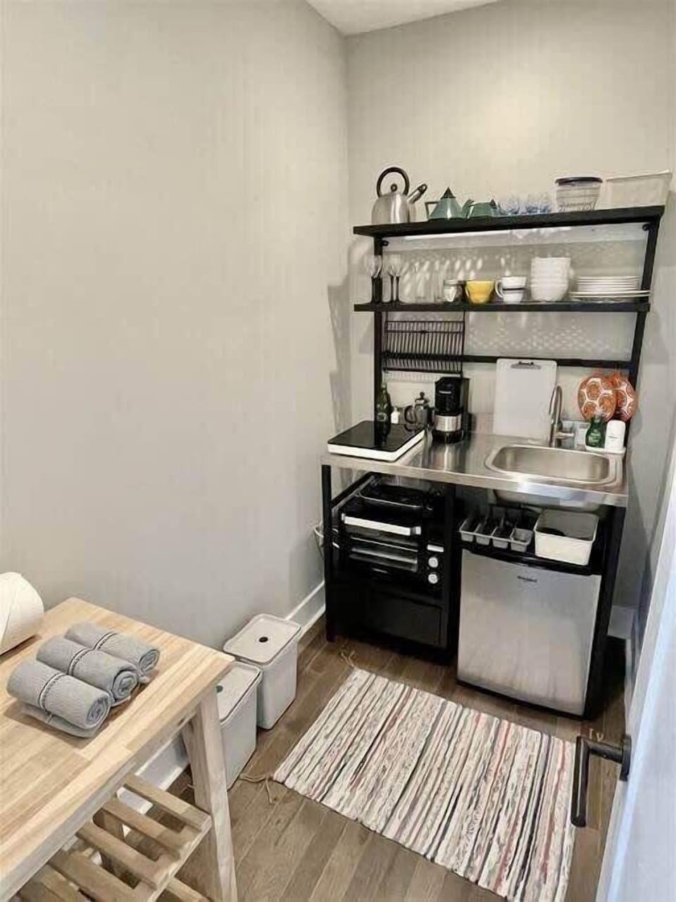 Bijou kitchenette is perfect for preparing small meals. 