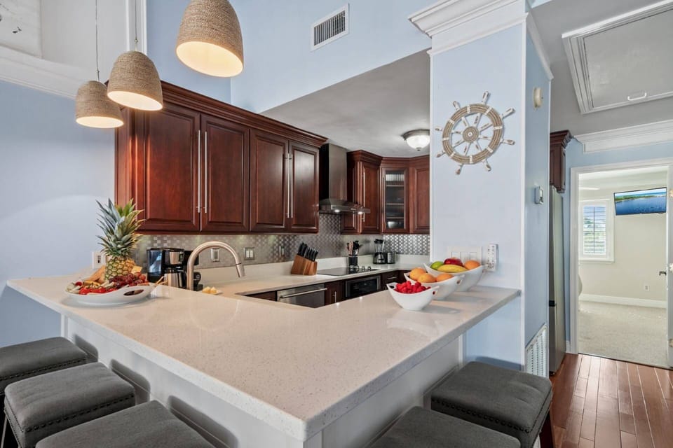 Gorgeous Kitchen with Bar Stool Seating for (5).