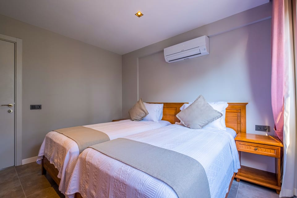 4 bedrooms, iron/ironing board, free WiFi