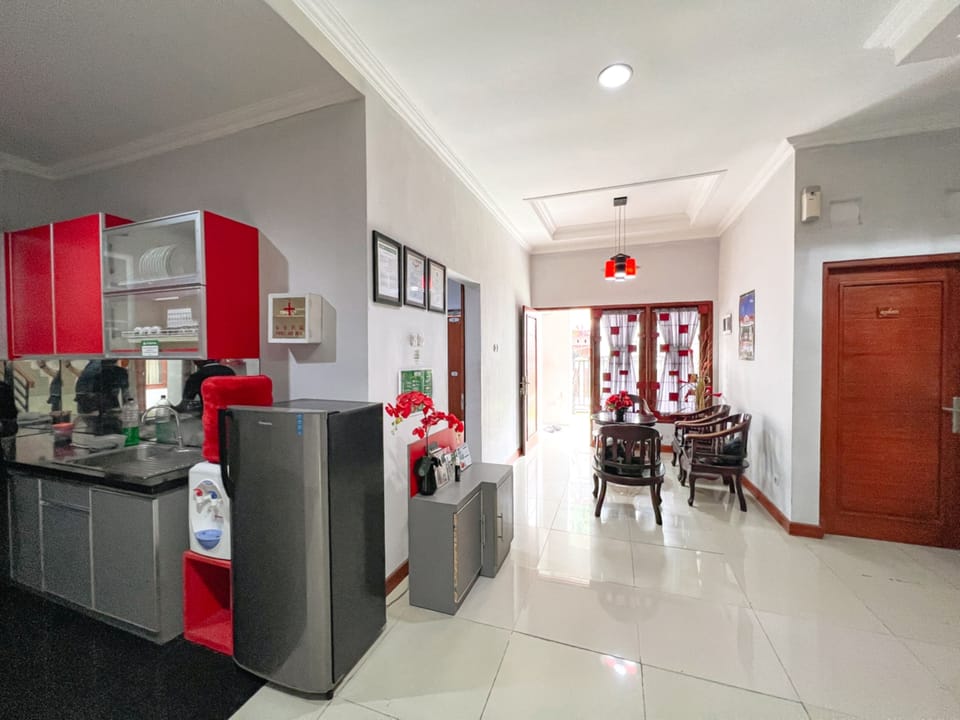 Family House, 4 Bedrooms | Private kitchen | Cookware/dishes/utensils