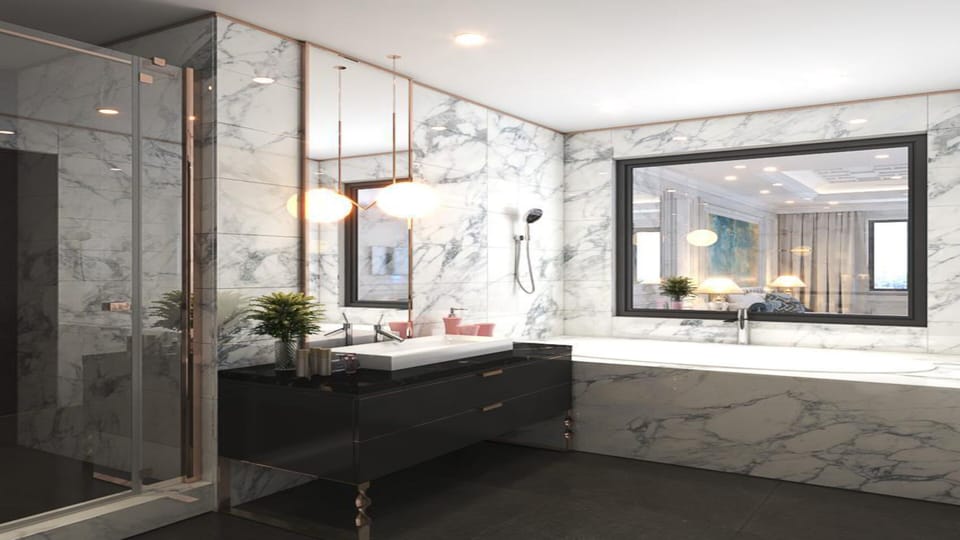 Combined shower/tub, hydromassage showerhead, free toiletries