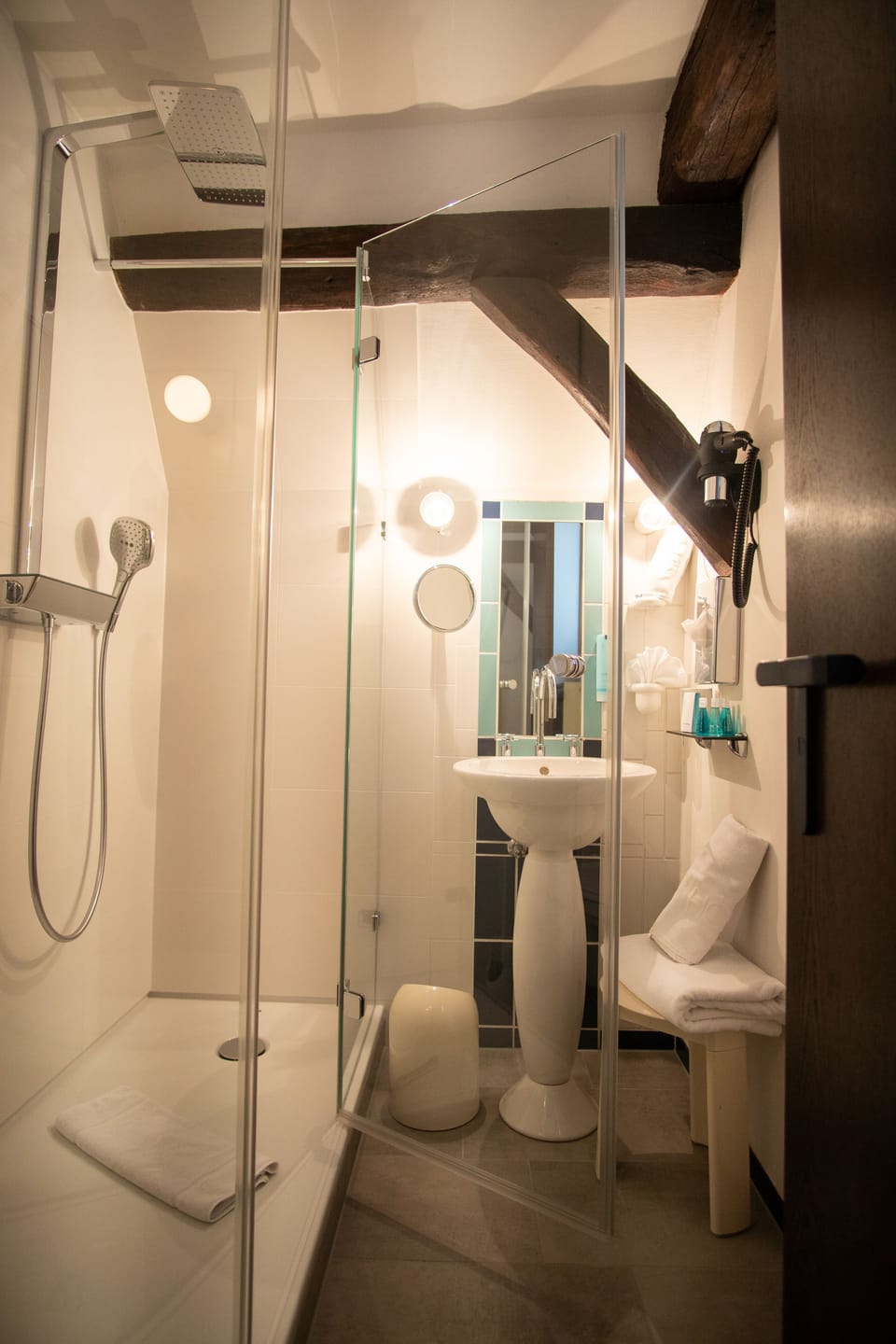 Comfort Double Room | Bathroom | Free toiletries, hair dryer, bathrobes, towels