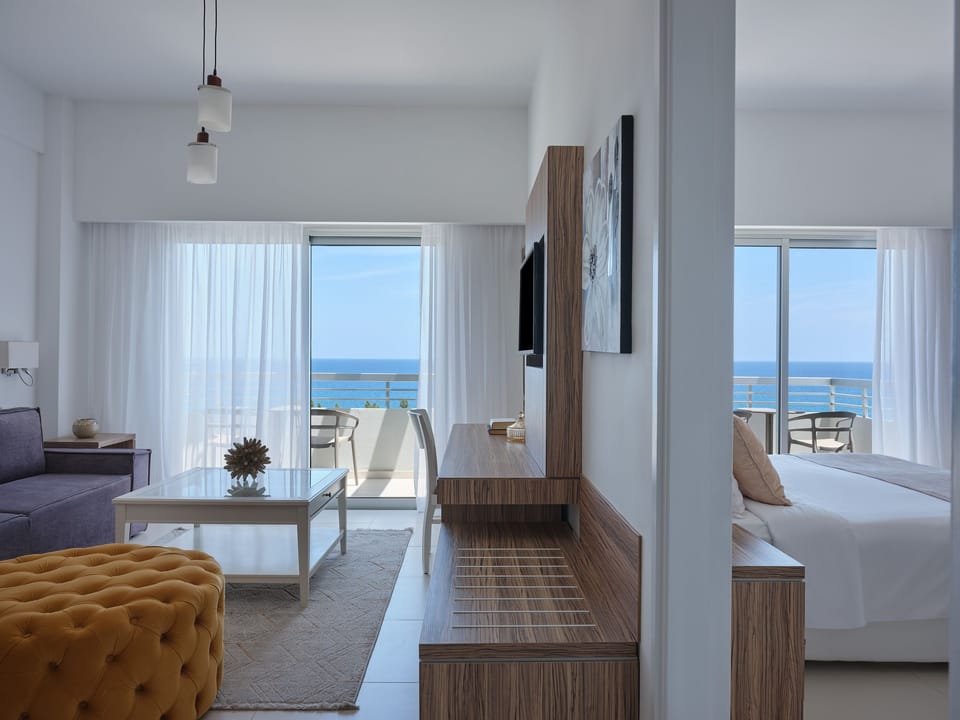 Junior Suite Sea View | Living room | Flat-screen TV