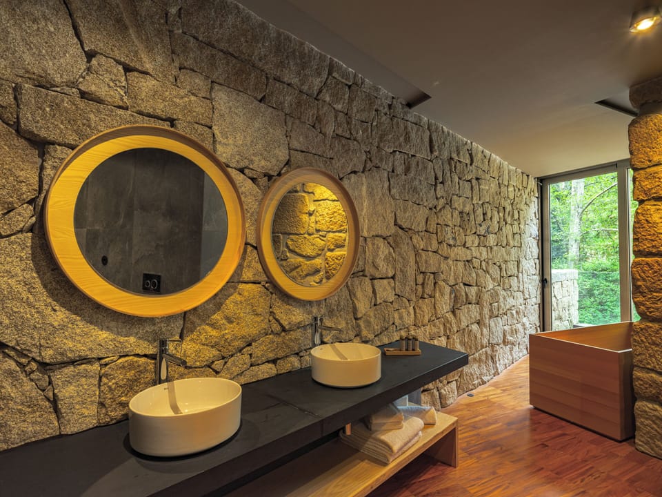 Casa do Rio | Bathroom | Shower, rainfall showerhead, free toiletries, hair dryer