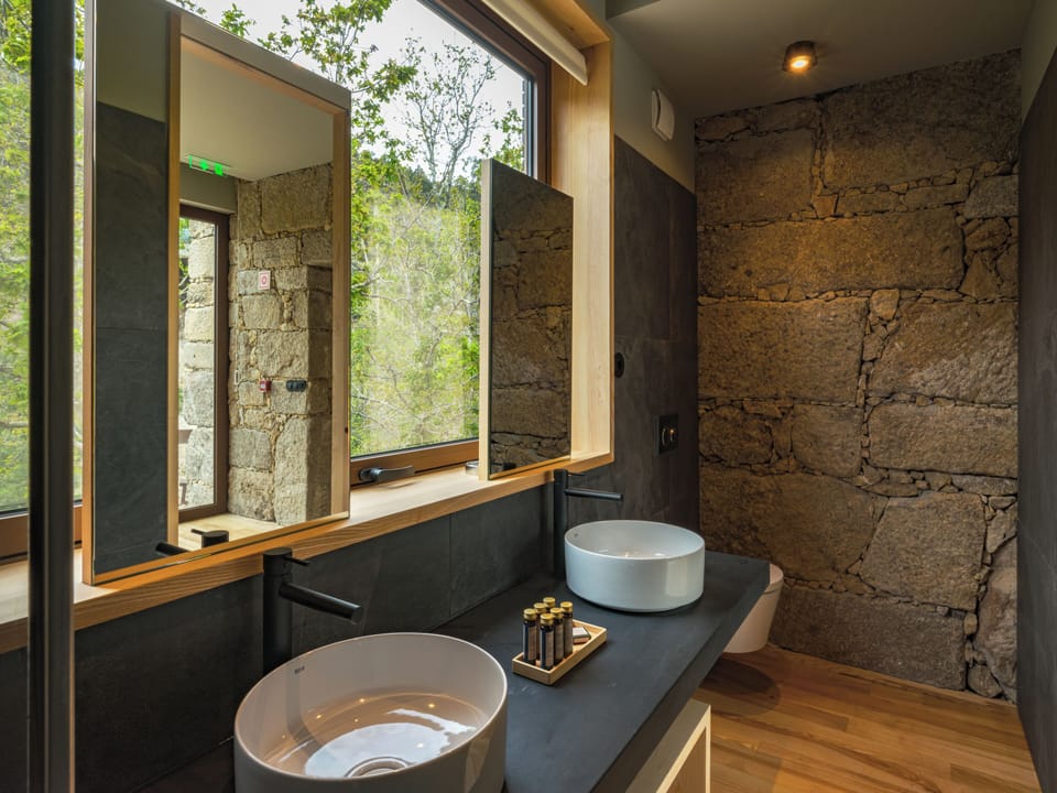 Shower, rainfall showerhead, free toiletries, hair dryer