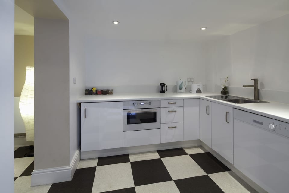 Garden Apartment Suite | Private kitchen