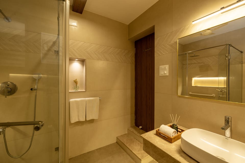 Studio Room | Bathroom | Shower, free toiletries, hair dryer, bidet