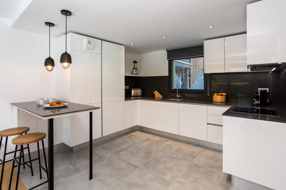 Fully equipped kitchen with breakfast bar