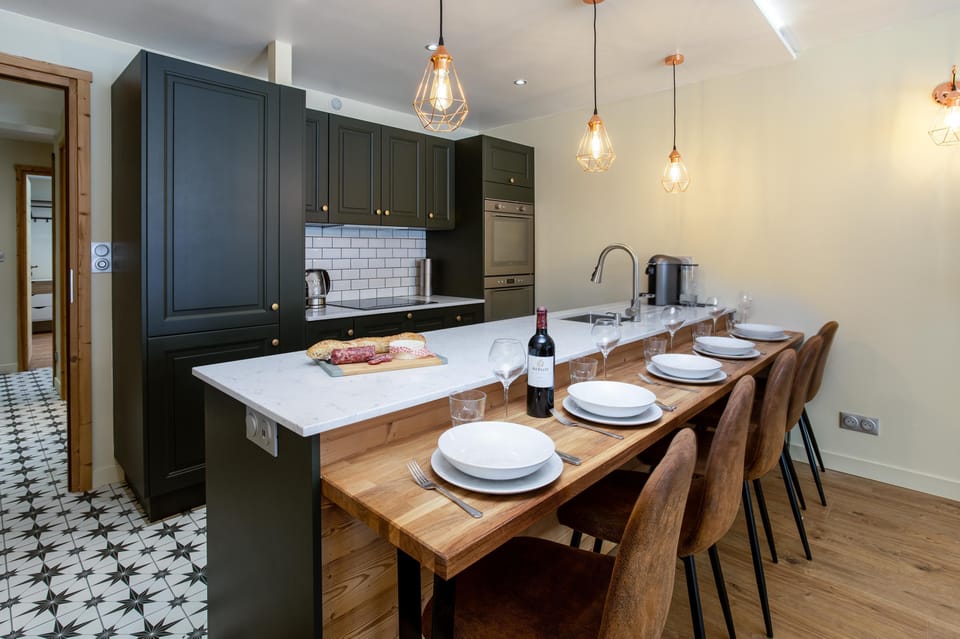 Fully equipped kitchen with breakfast bar