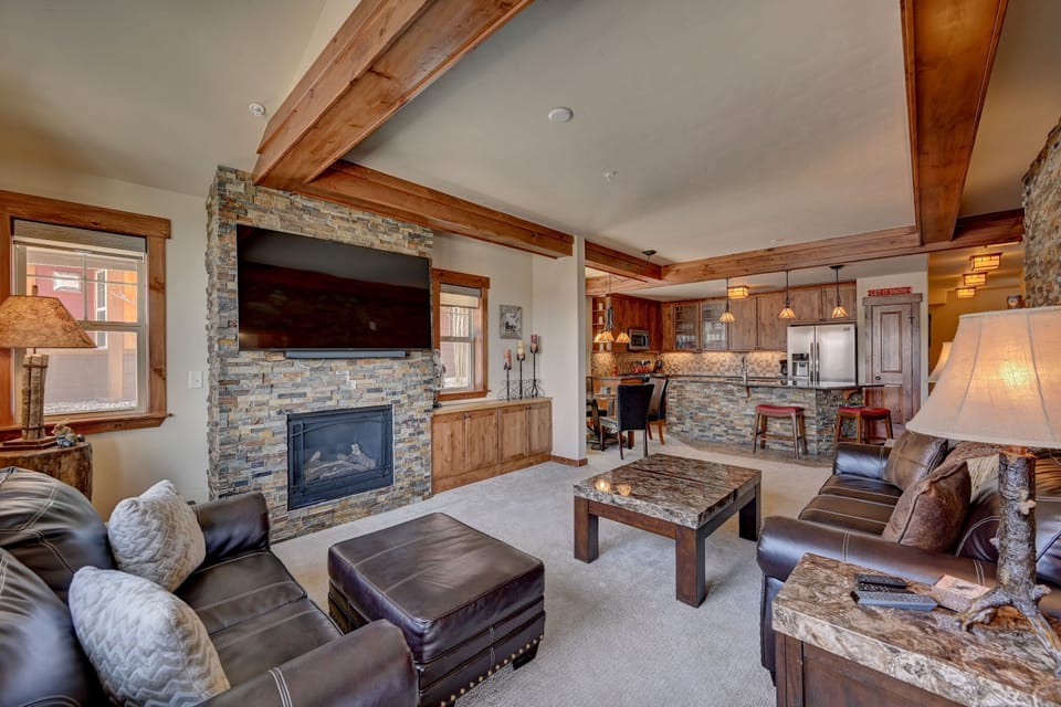 Condo, 2 Bedrooms | Living area