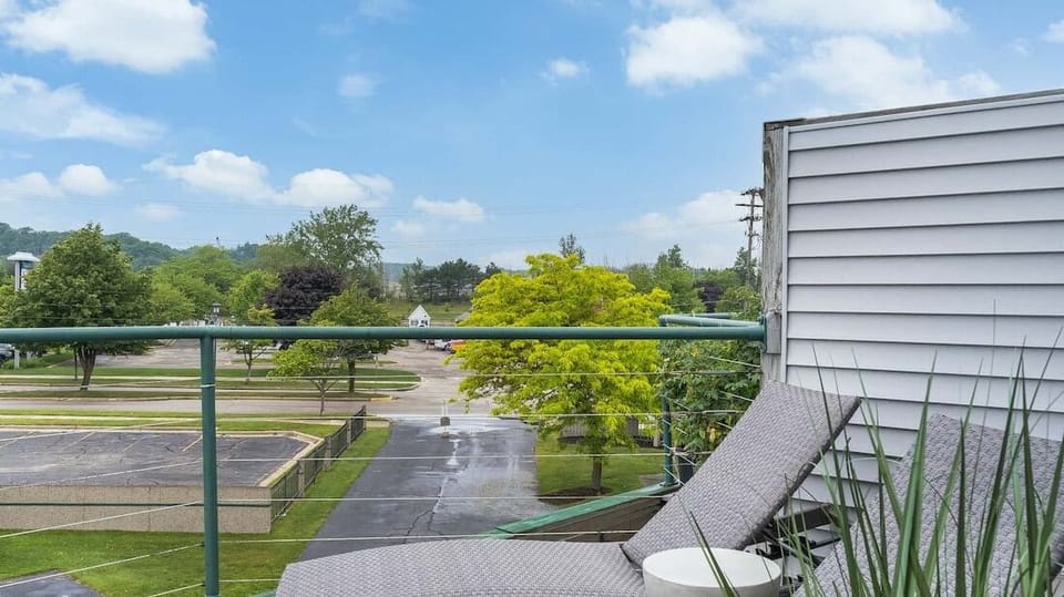 Lounger chairs on third level deck