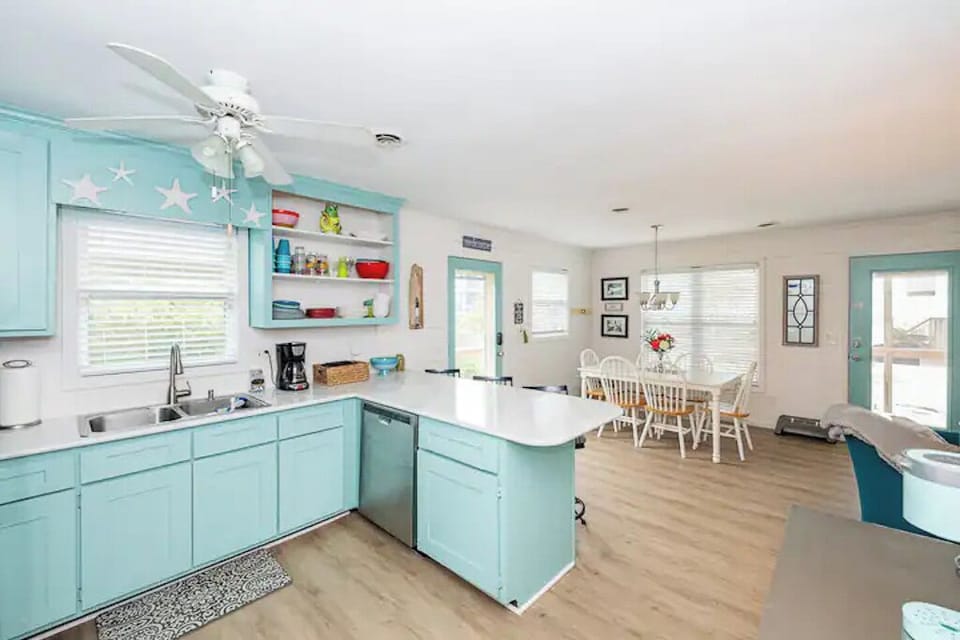 Open floor concept - fully stocked kitchen with quartz countertops, dishwasher.
