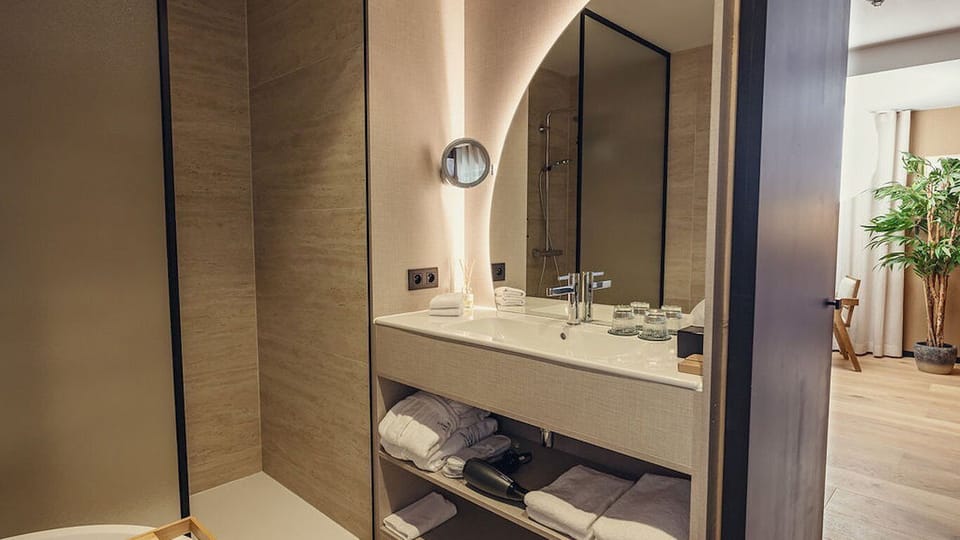 Luxury Studio Suite | Bathroom | Free toiletries, hair dryer, bathrobes, slippers
