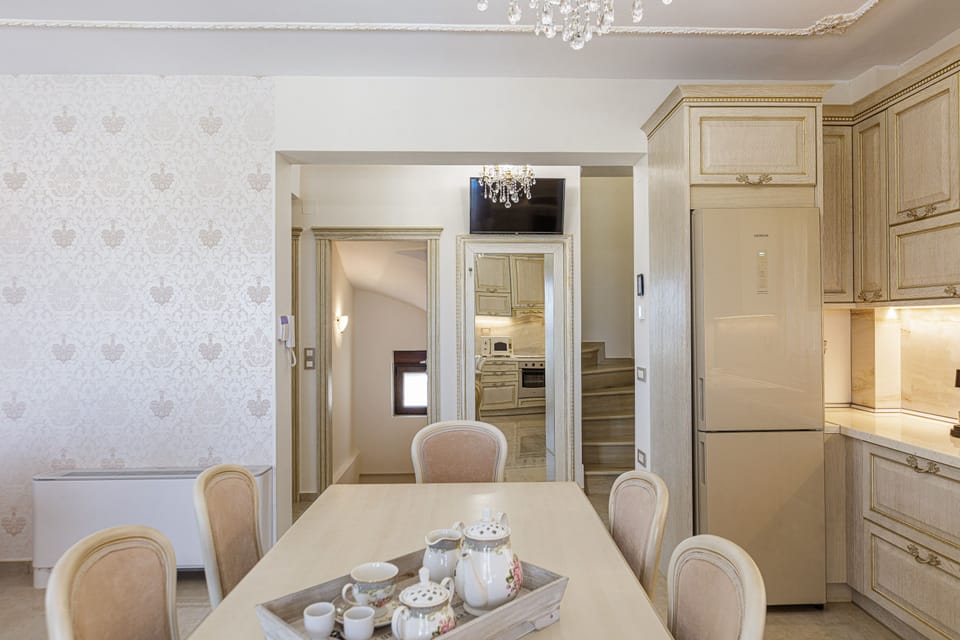 The open plan kitchen-dining area