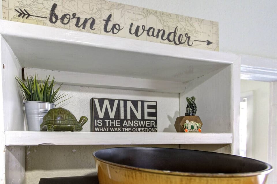 A splash of humor and a pour of wine—that’s Memphis living.