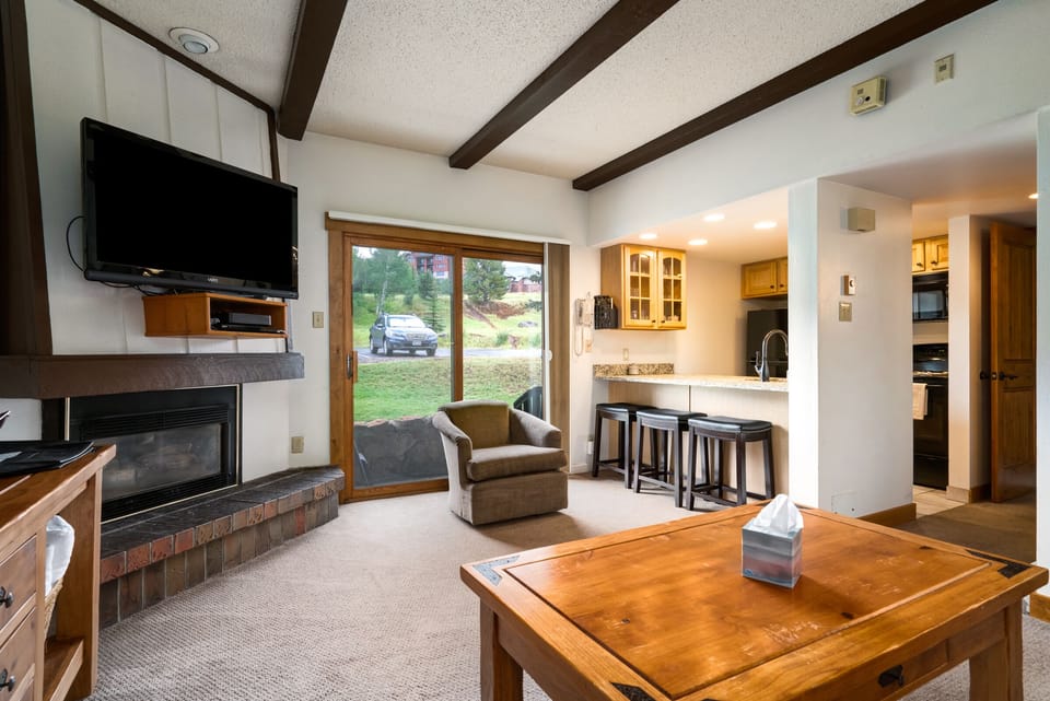 Plenty of light in this 1 bedroom condo!!