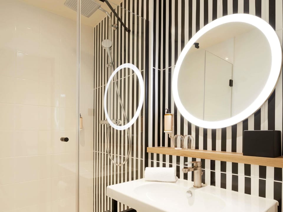 Classic Room, 2 Twin Beds | Free minibar, in-room safe, blackout drapes, soundproofing