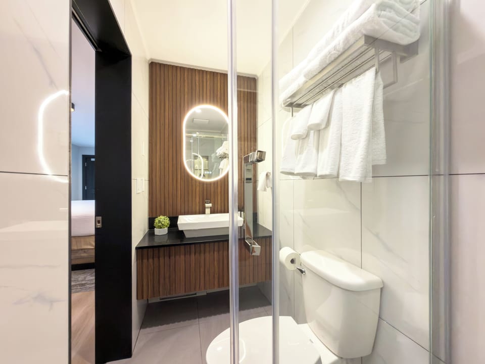 Premium Room, 1 King Bed, Non Smoking | Bathroom | Free toiletries, hair dryer, towels