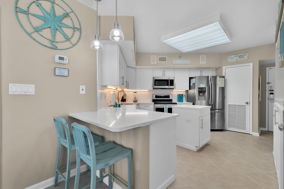 Fully equipped kitchen with extra seating at the breakfast bar