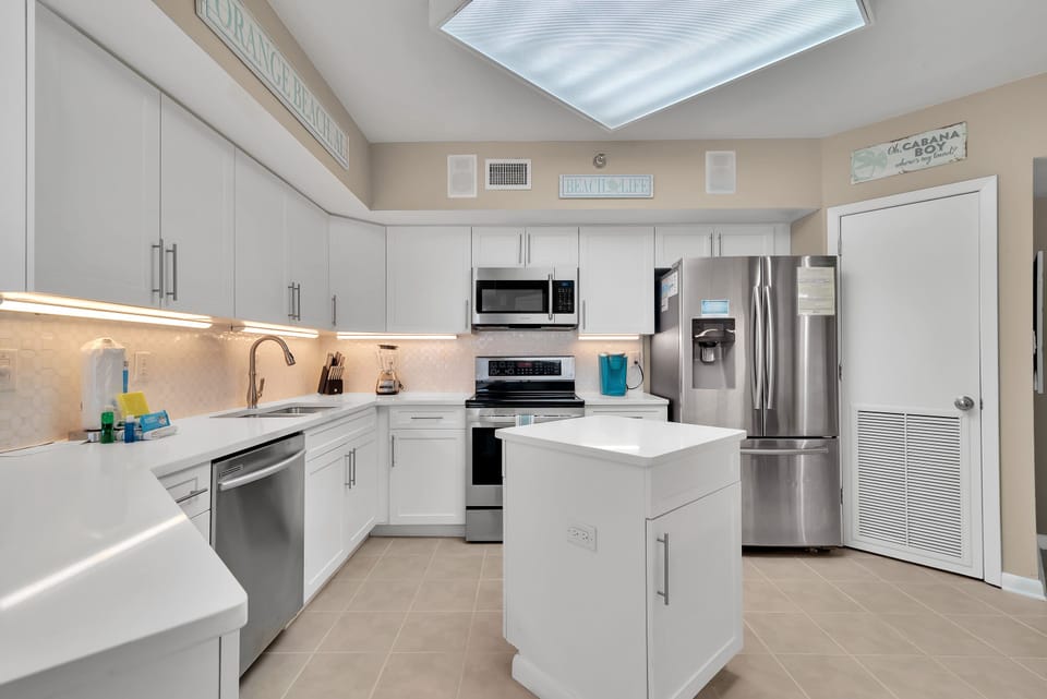 Large Newly Updated Kitchen, fully equipped with Stainless Steel Appliances