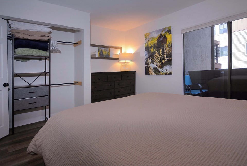 Bedroom w/deck