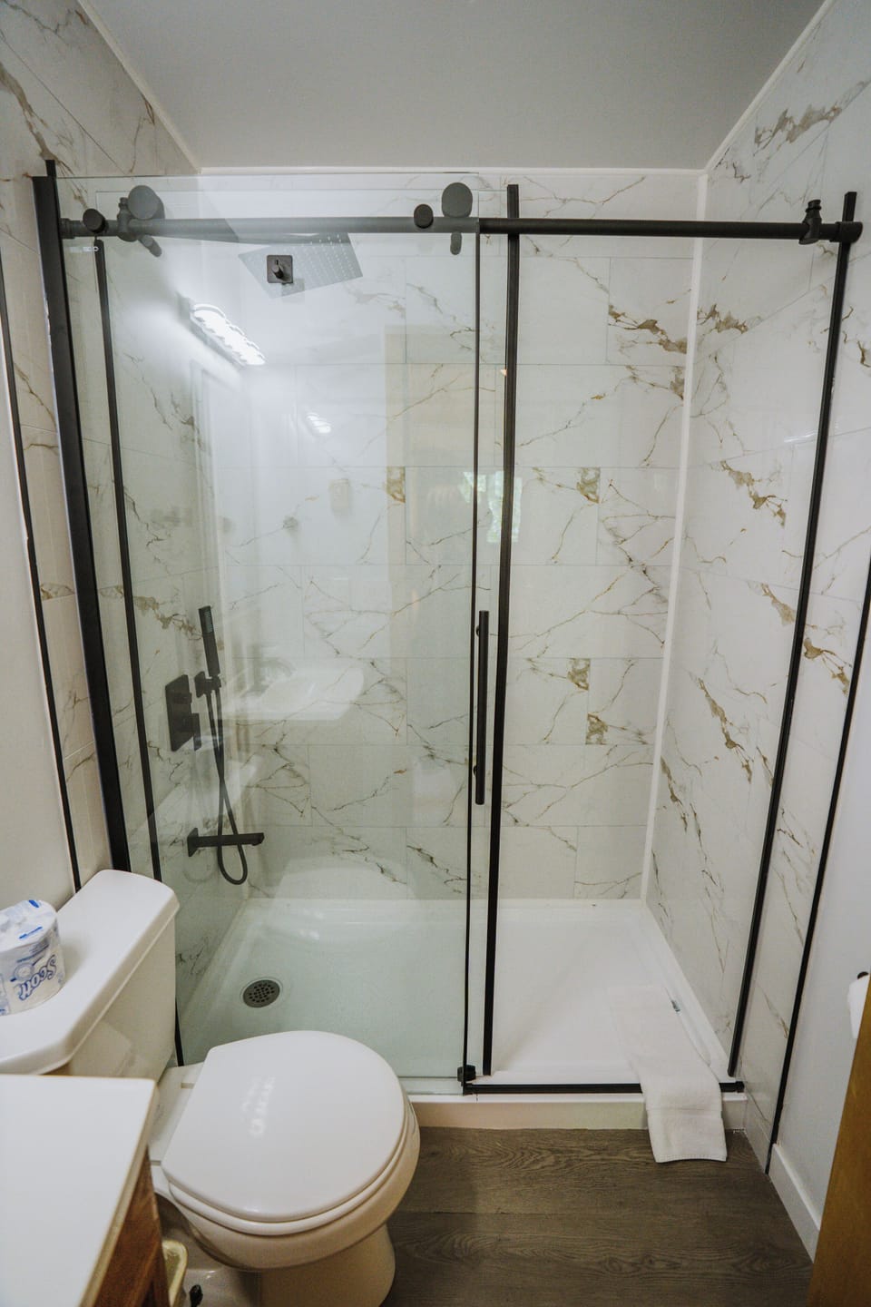 Luxury Quadruple Room | Bathroom | Combined shower/tub