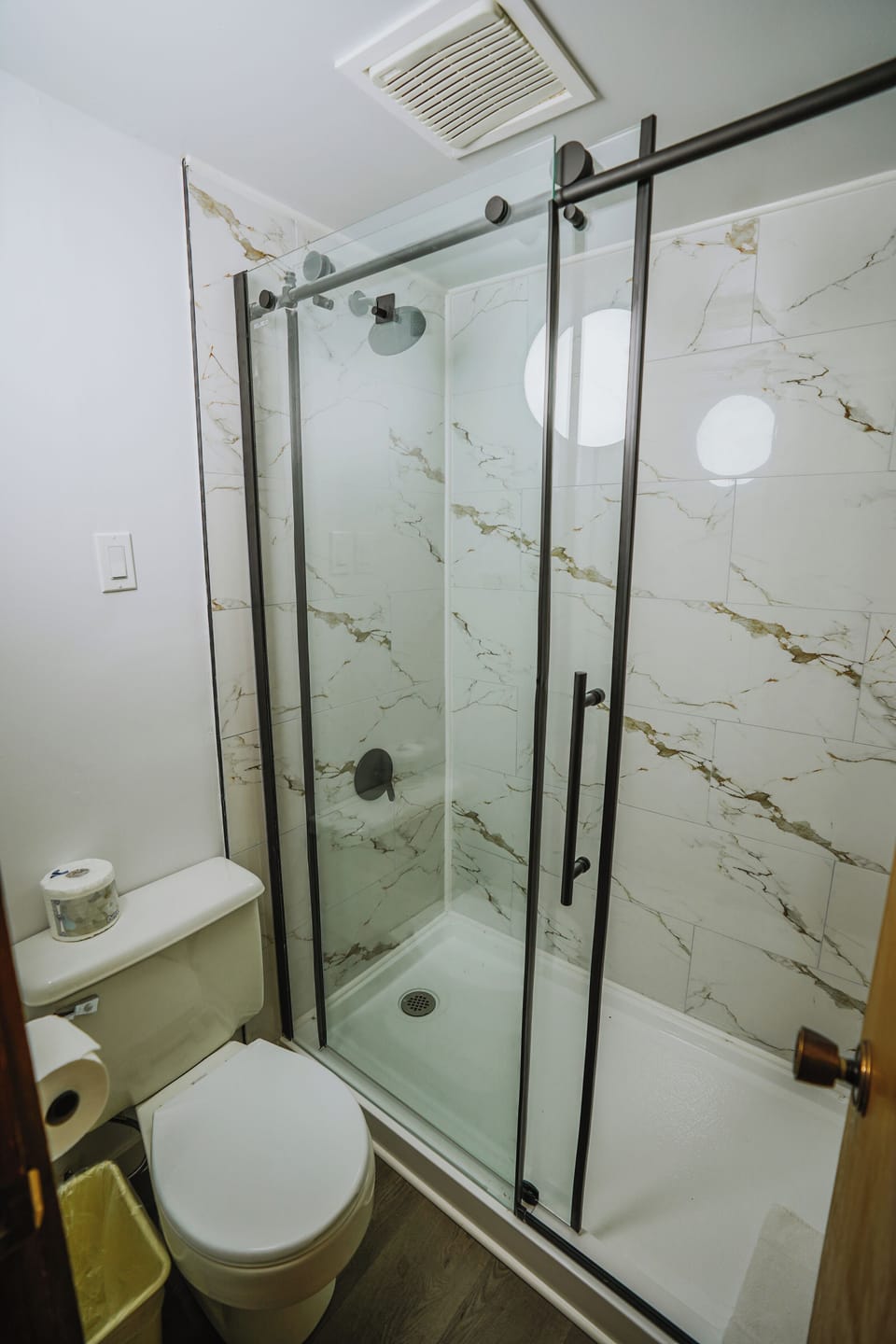 Basic Double Room | Bathroom | Combined shower/tub
