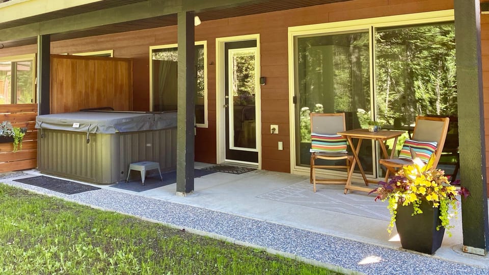 Private entry creekside, level walk out green space facing forest