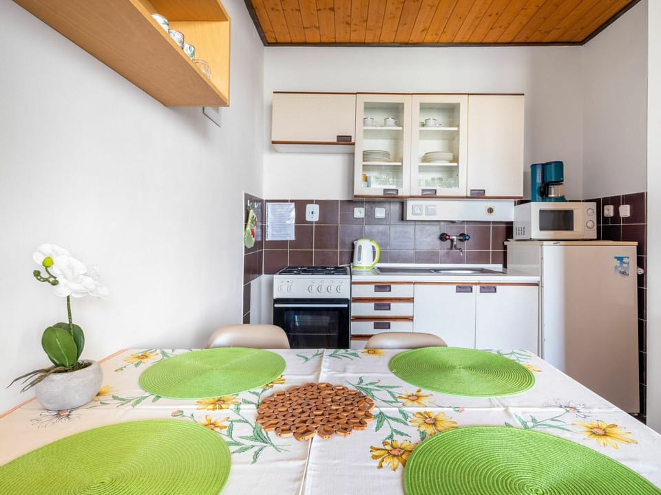 Property, Cabinetry, Furniture, Building, Green, Product, Azure, Interior Design, Architecture, Floor