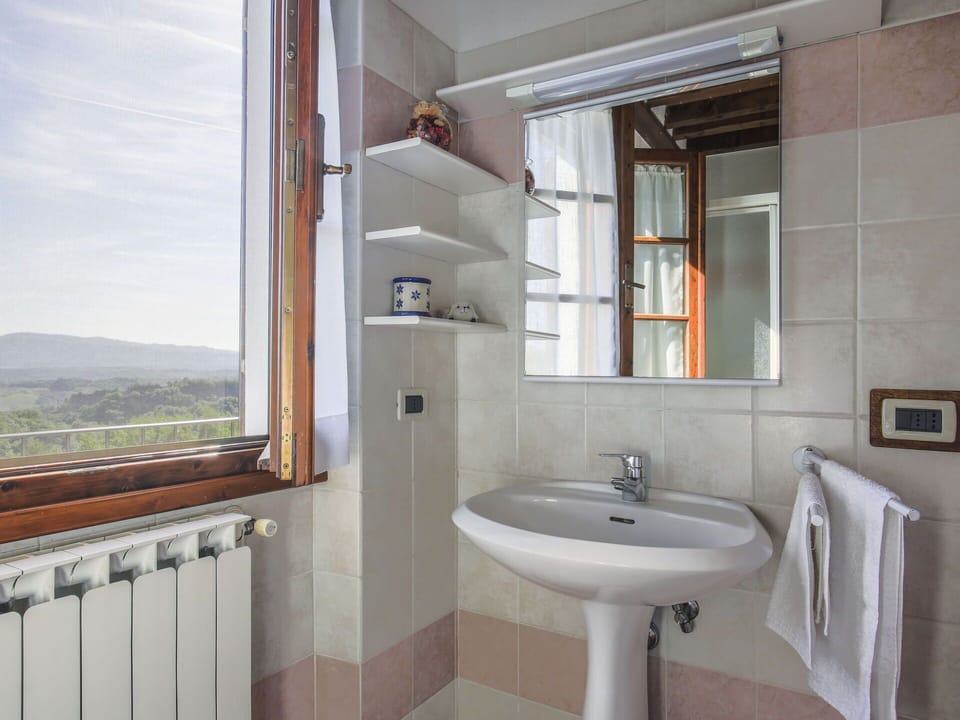 Mirror, Tap, Sink, Bathroom Sink, Plumbing Fixture, Property, Bathroom, Interior Design, Architecture