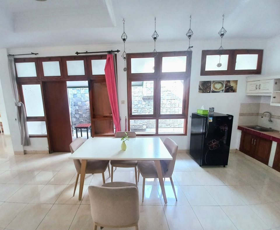 House, 4 Bedrooms | Dining room