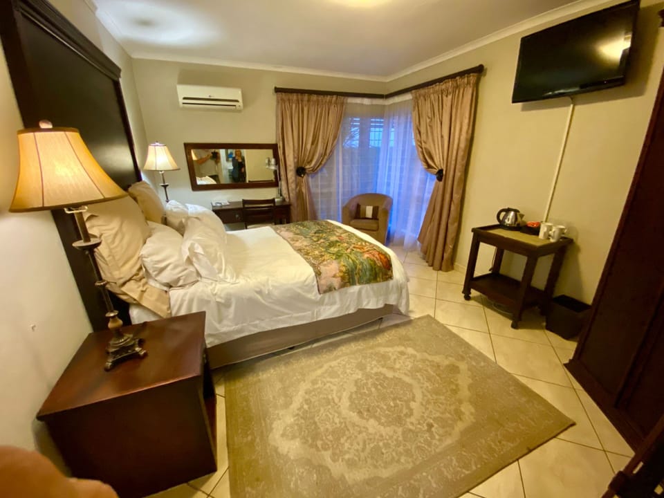 Luxury Room | In-room safe, individually decorated, individually furnished, desk