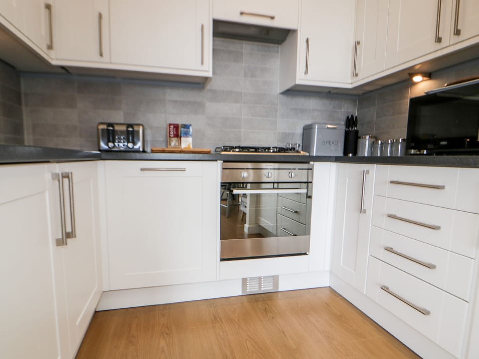 Cottage | Private kitchen | Fridge, microwave, dishwasher, cookware/dishes/utensils