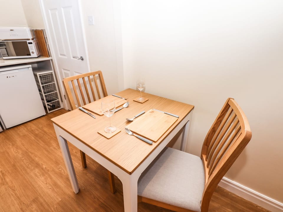 Cottage | Private kitchen | Fridge, microwave, dishwasher, electric kettle