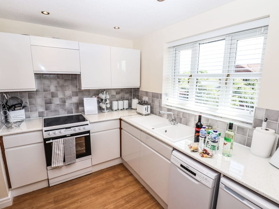 Cottage | Private kitchen | Fridge, microwave, dishwasher, electric kettle
