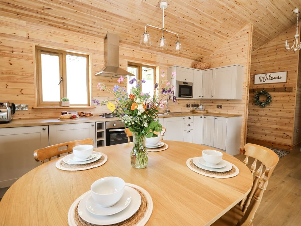 Cottage | Private kitchen | Fridge, microwave, dishwasher, electric kettle